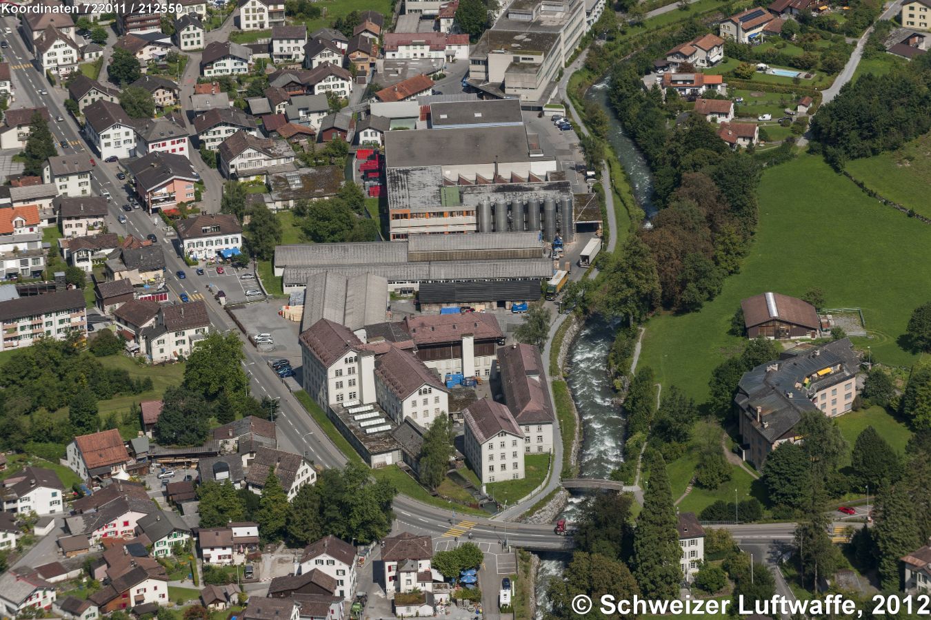 Industrieareal Netstal am Nebenfluss Löntsch (Position: 2'722'731.94, 1'213'441.73).